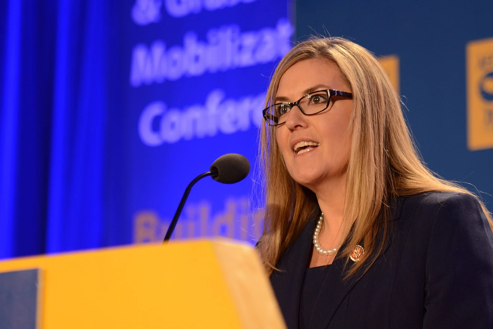 Posłanka Jennifer Wexton Wygłasza Historyczne Przemówienie Wygenerowane przez Sztuczną Inteligencję