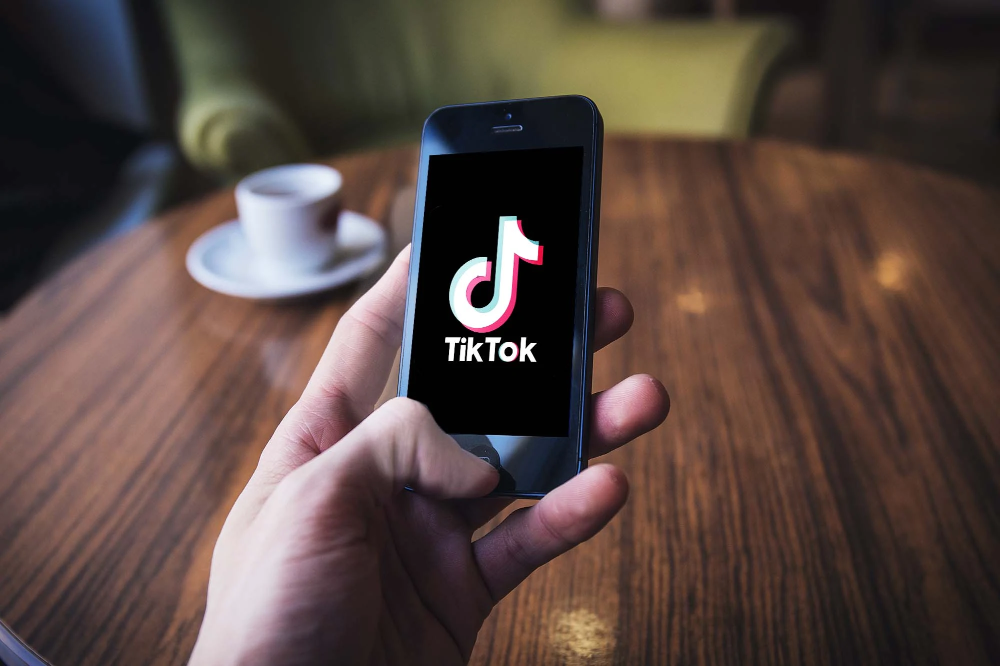 TikTok Rozszerza Funkcje Społecznościowe o Nowe Czaty Grupowe i Naklejki