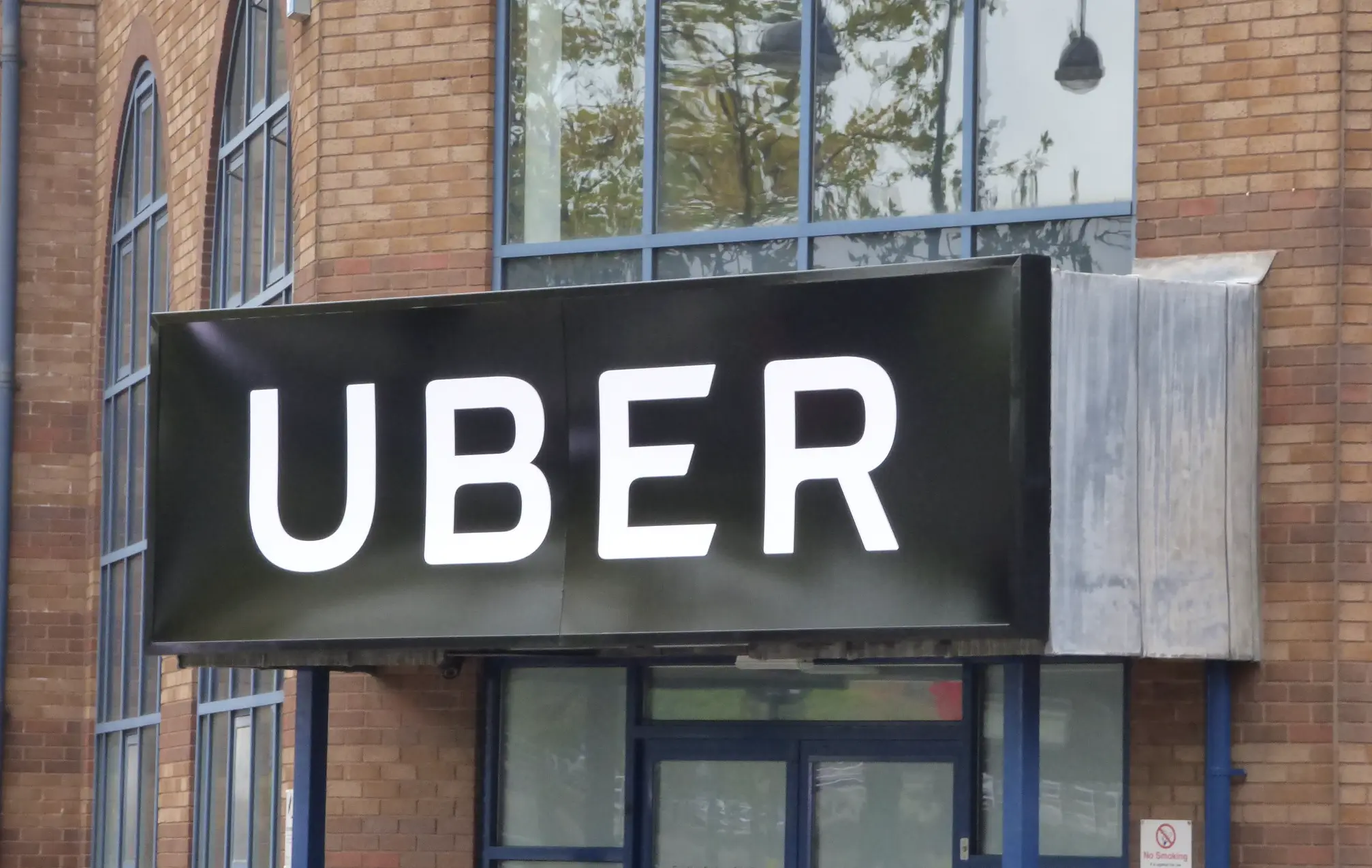 Uber i Wayve łączą siły, aby przyspieszyć rozwój taksówek samosterujących