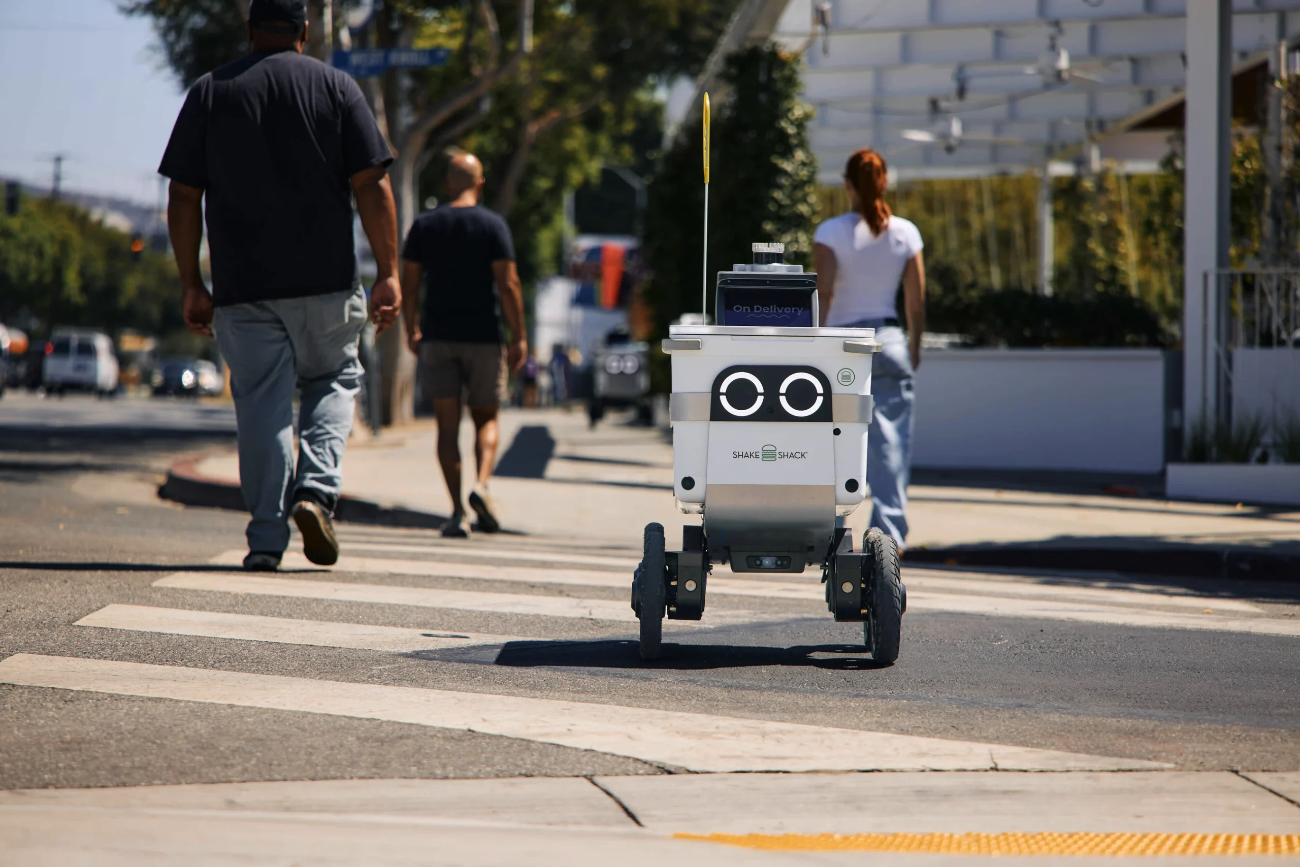 Shake Shack i Serve Robotics nawiązują partnerstwo, aby dostarczać jedzenie za pomocą robotów w Los Angeles.