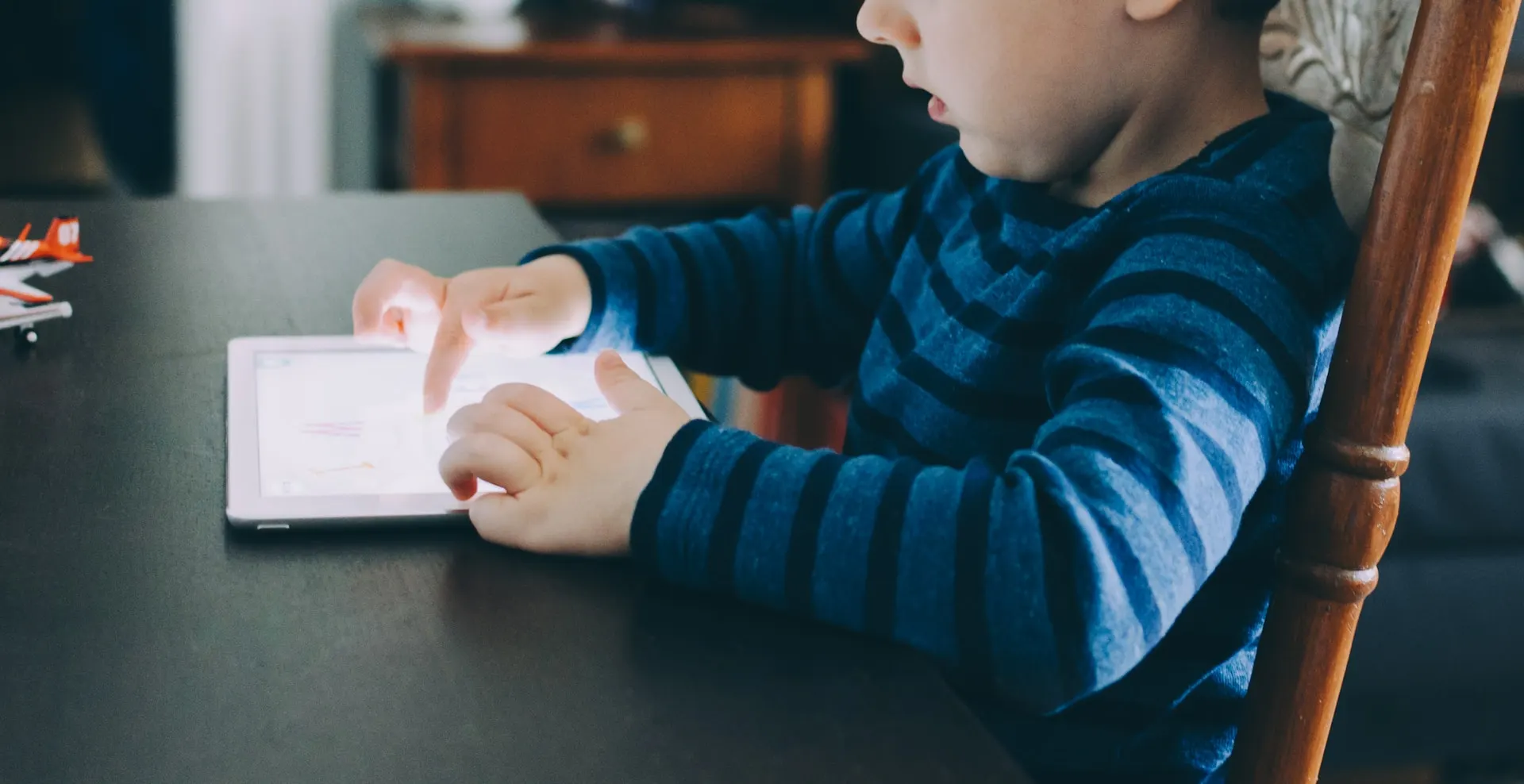 Nowe Badania Łączą Używanie Tabletów z Wybuchami Gniewu u Dzieci