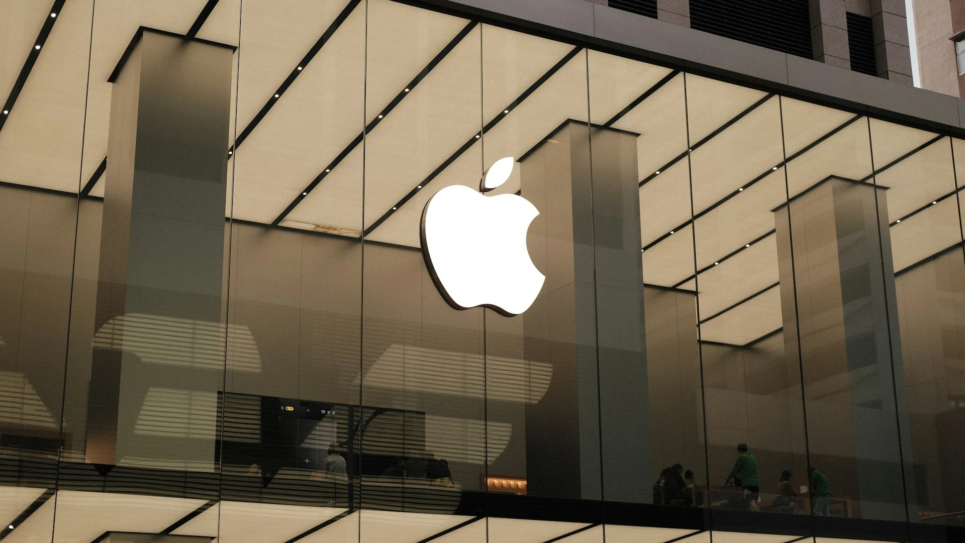 Duże Strony Internetowe Wycofują się z Szkoleń z Inteligencji Apple