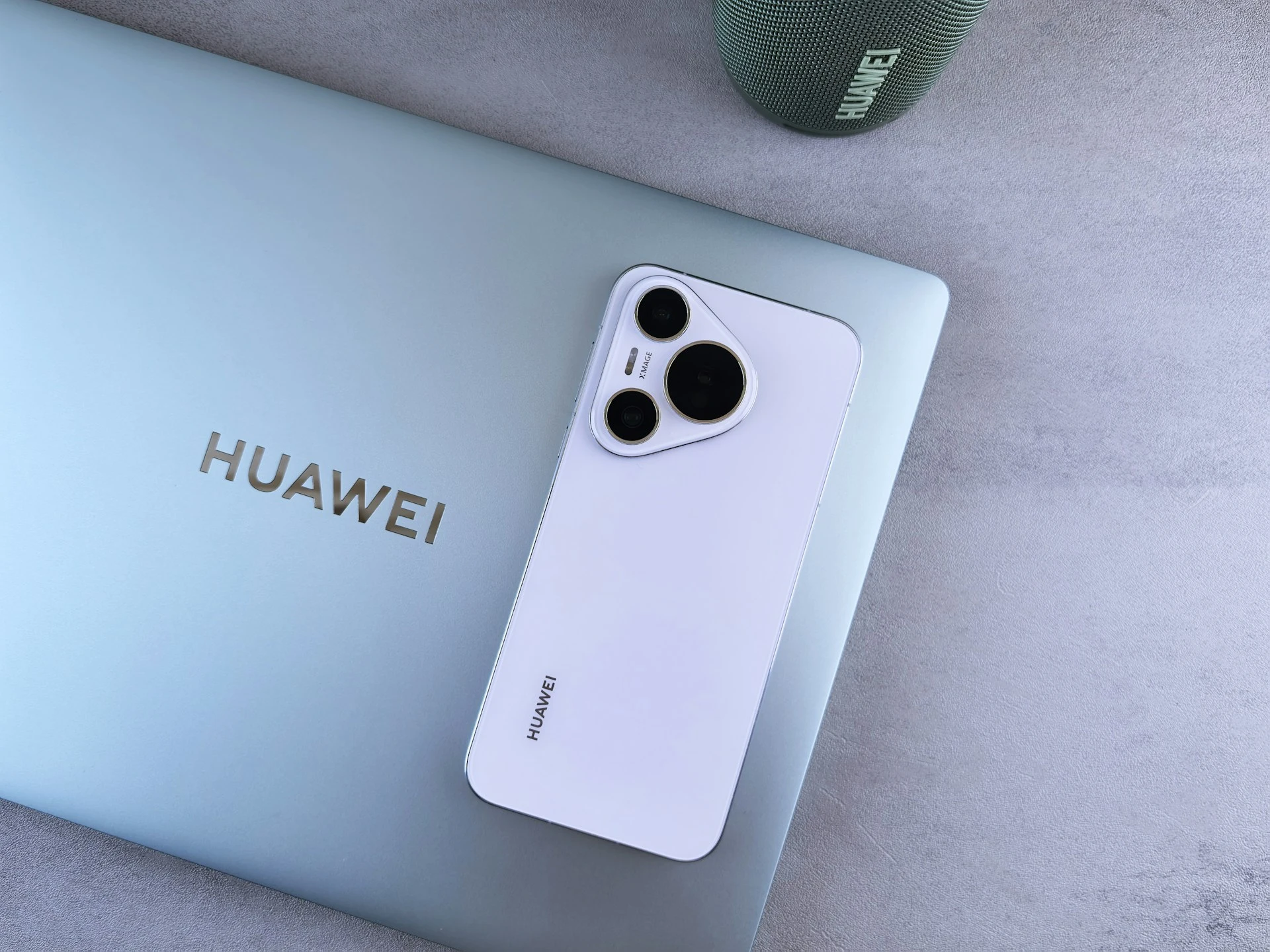 Huawei wprowadza na rynek telefon z trójdzielnym ekranem po wydarzeniu Apple za $2,800