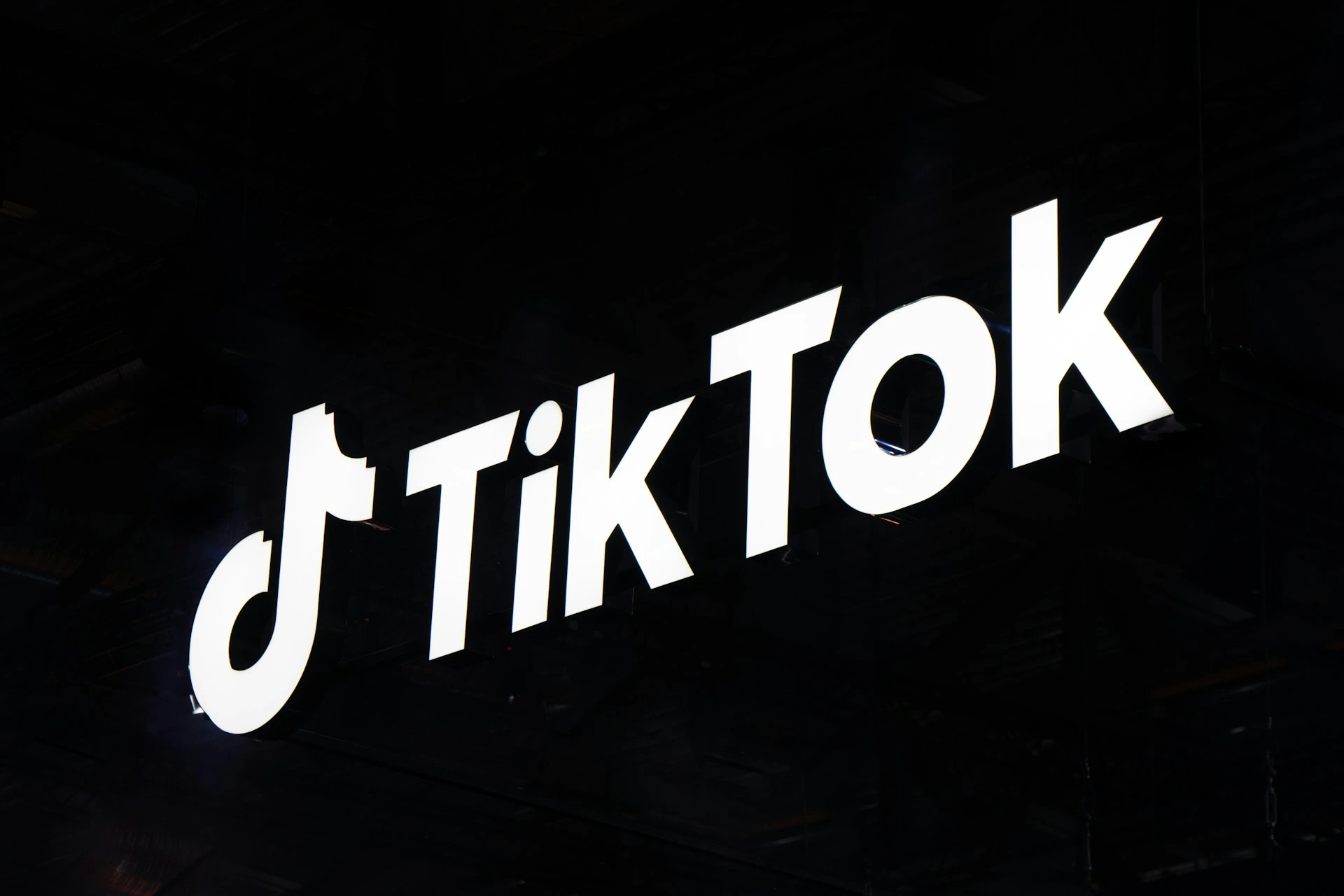 TikTok Zwalnia Setki Pracowników w Związku ze Zmianą Moderacji Treści na AI