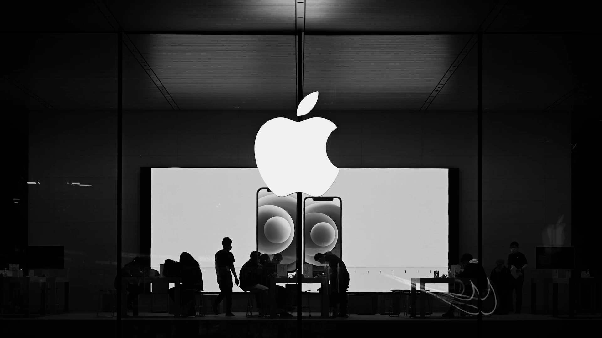 Apple Ogłasza Plan Inwestycyjny Warty 500 Miliardów Dolarów na Wzmocnienie Operacji w USA