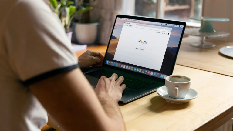 Google Zawiesiło Ponad 39 Milionów Fałszywych Kont Reklamowych za Pomocą Narzędzi AI