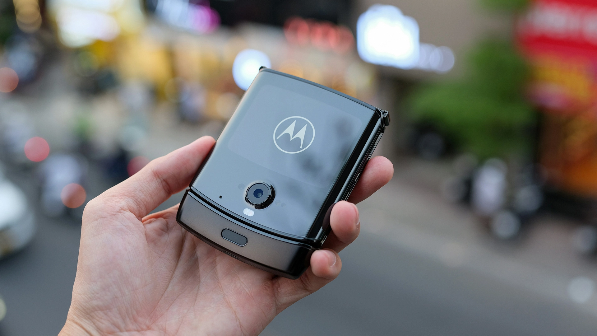 Zakłopotanie i Motorola Ogłaszają Nowe Partnerstwo w Celu Wprowadzenia AI do Smartfonów