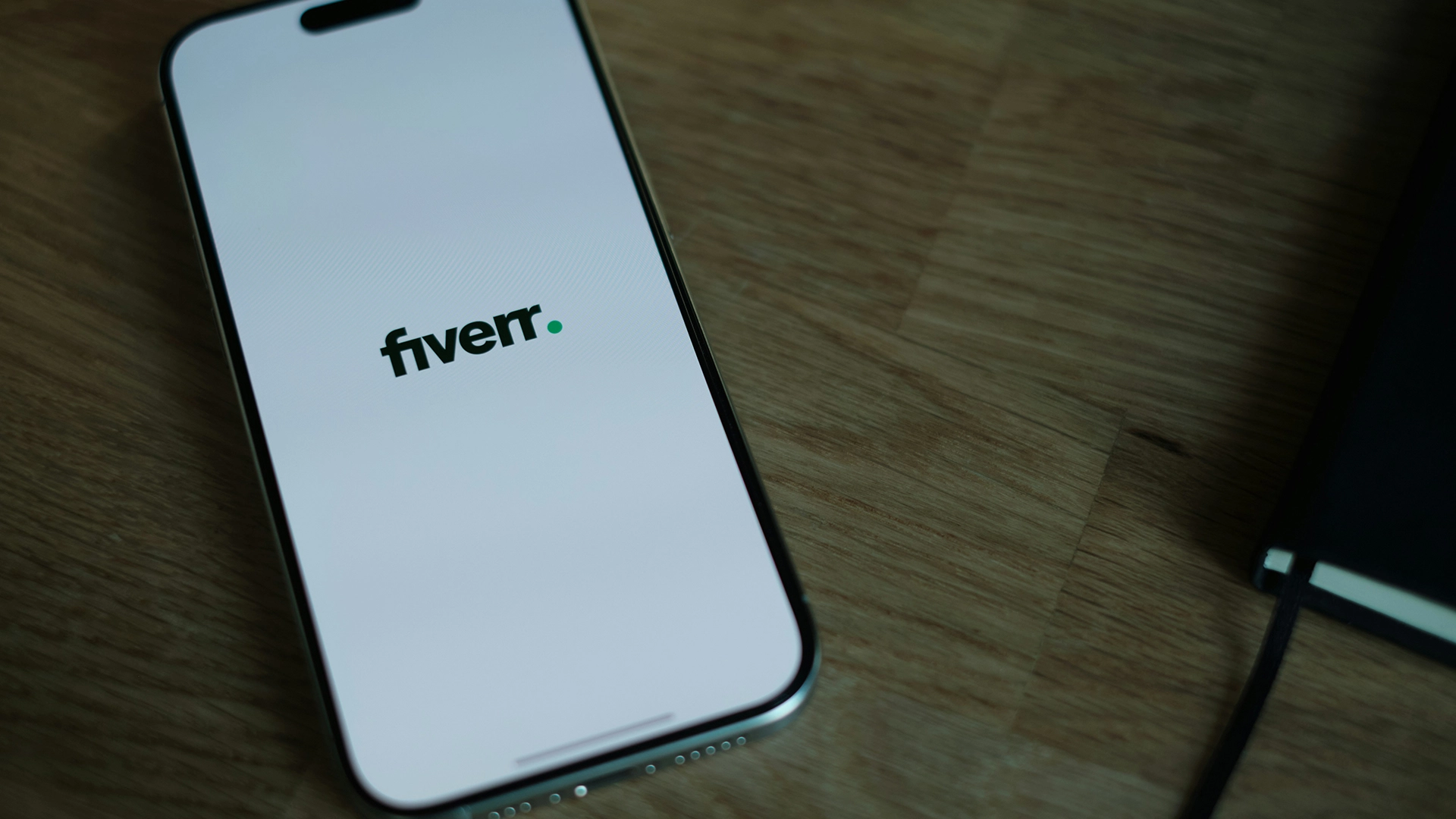 Fiverr Przechodzi na Strukturę AI i Zwalnia 30% Pracowników